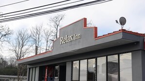 Un edificio con un letrero que dice 'Relax Inn'.