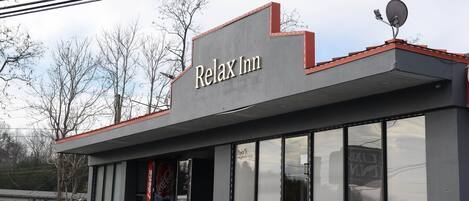 Un edificio con un letrero que dice 'Relax Inn'.