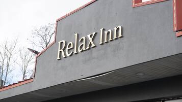 Ein Gebäude mit einem Schild, auf dem „Relax Inn“ steht.
