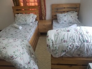 2 habitaciones, tabla de planchar con plancha, wifi y ropa de cama 