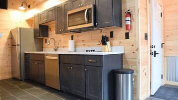 Réfrigérateur, micro-ondes, plaque de cuisson, lave-vaisselle