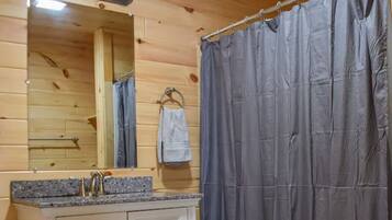 Sèche-cheveux, serviettes fournies, savon, papier toilette