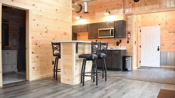 Réfrigérateur, micro-ondes, plaque de cuisson, lave-vaisselle