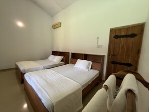 家庭房 | 迷你吧、办公桌、免费 WiFi、床单