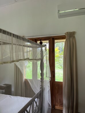 Minibar, escritorio, wifi gratis y ropa de cama