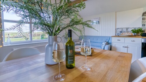 The Coach House -  a dog that sleeps 4 guests  in 2 bedrooms