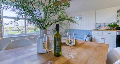 The Coach House - a dog that sleeps 4 guests in 2 bedrooms