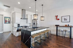 Frigorífico, microondas, horno y placa de cocina