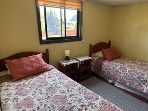 Standard Twin Room | Premium bedding, free WiFi, bed sheets - Hostal Riberas del Cruces  (Mariquina)