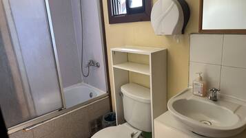 Habitación estándar con 2 camas individuales | Baño | Jabón y papel de baño
