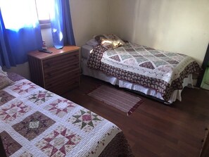 Standard Twin Room | Premium bedding, free WiFi, bed sheets - Hostal Riberas del Cruces  (Mariquina)