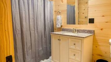 Sèche-cheveux, serviettes fournies, savon, papier toilette