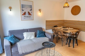 Fireplace - 100m from resort center, Ground floor, swimming pool, sauna, balcony, fireplace or stove, tv (Les Orres)