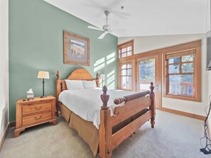 3 slaapkamers, een strijkplank/strijkijzer, gratis wifi, beddengoed