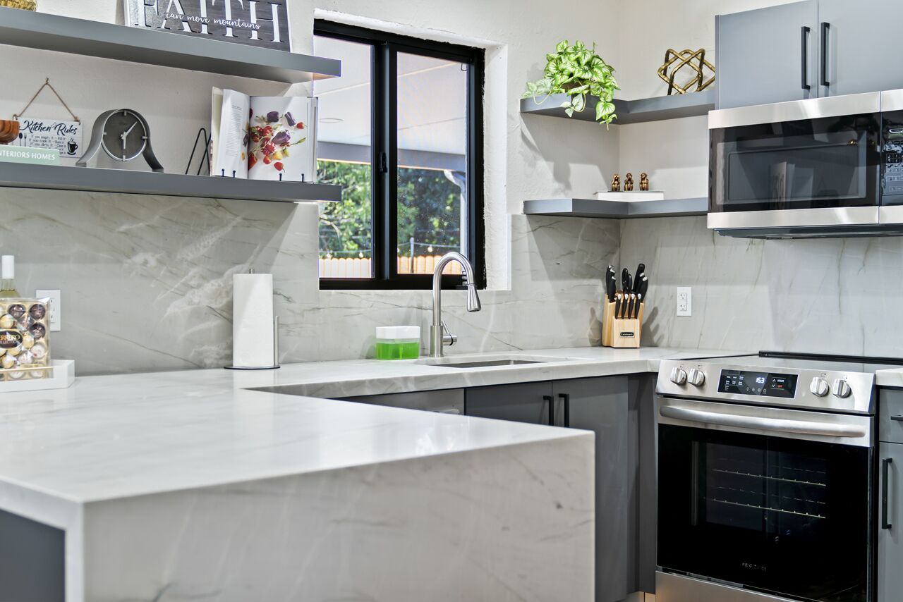 Kjøleskap, mikrobølgeovn, ovn og kokeplater