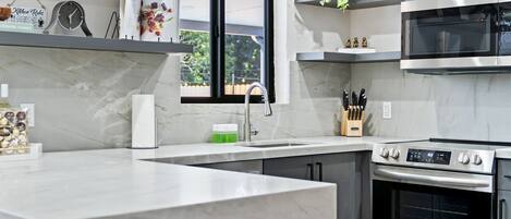 Een koelkast, een magnetron, een oven, een kookplaat