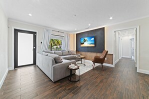 Smart-TV, Kamin, Tischfußball, Tischtennisplatte