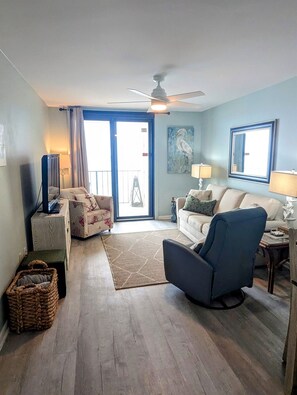 Smart-tv, dvd-spelare och böcker