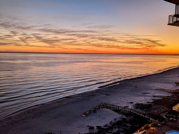 On the beach - Beachfront Resort Condo with Pools (Orange Beach)