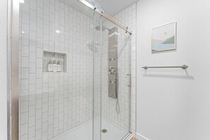 Shower, hair dryer, towels - Luxury 2BR/2BA Condo>Indoor Pool>Indoor Hot Tub! (Branson)