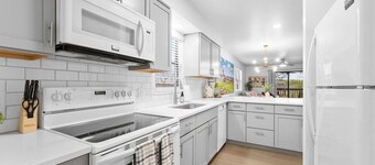 Luxury 2BR/2BA Condo>Indoor Pool>Indoor Hot Tub!