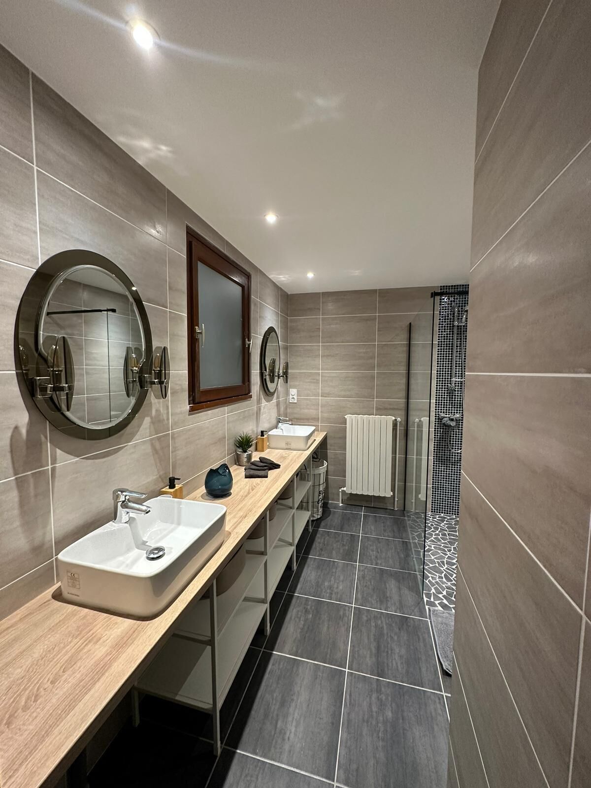 Chuveiro, secador de cabelo, toalhas de banho, sabonete