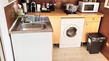 Micro-ondes, four, plaque de cuisson, cafetière/bouilloire