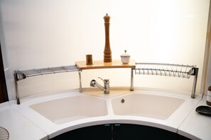 Dutxa, assecador de cabells, bidet i tovalloles 