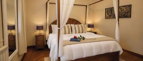 2 soverom, safe på rommet, strykejern/-brett og reiseseng for barn