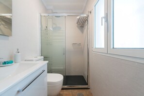 Shower, hair dryer, towels, soap - 'kentia' Apt. - Welcoming and Charming - Superior Apartment (Las Palmas de Gran Canaria)