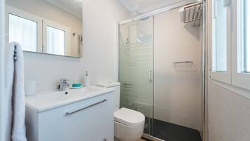 Ducha, secador de pelo, toallas, jabón