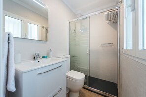 Ducha, secador de pelo, toallas, jabón