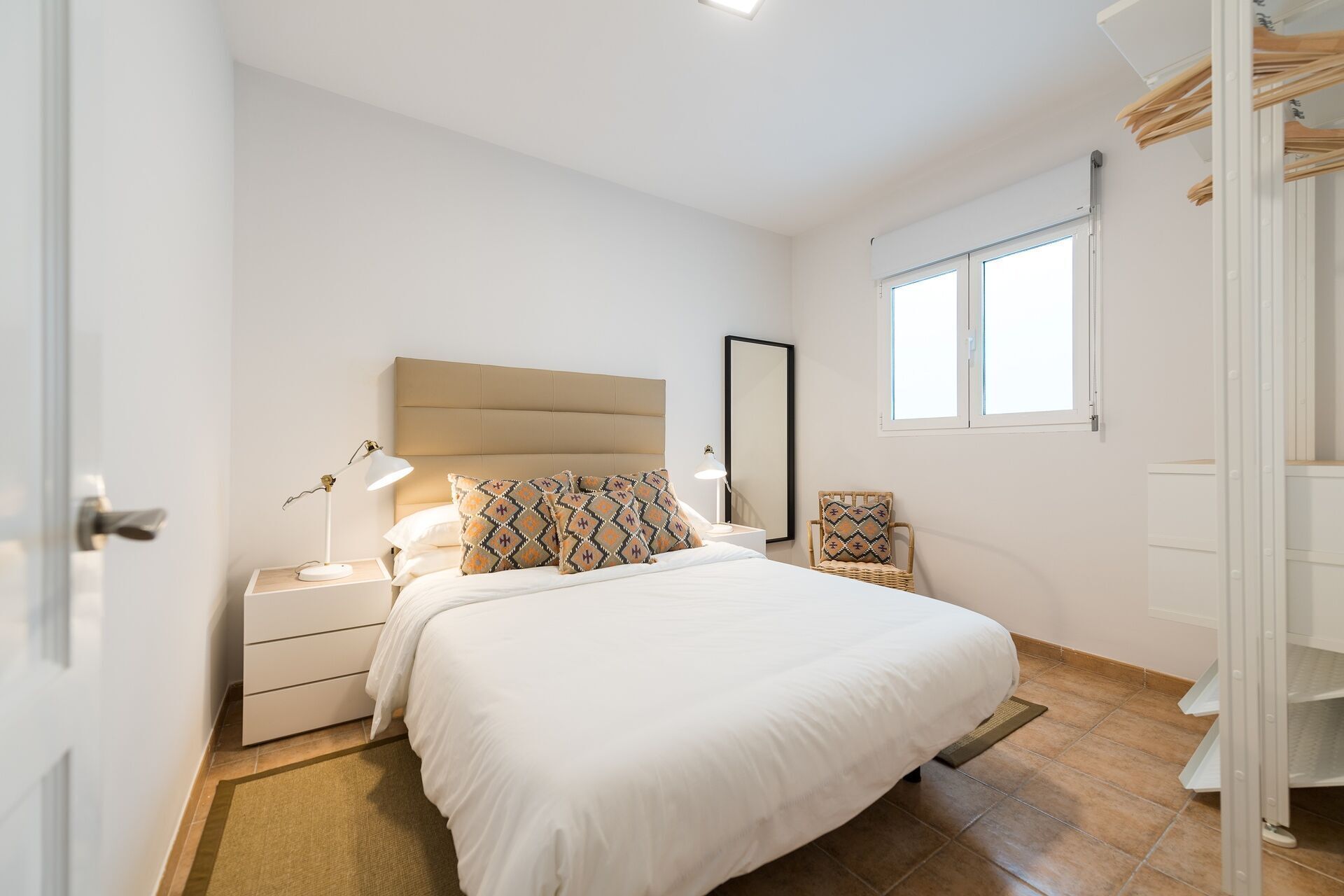 2 habitaciones, escritorio y tabla de planchar con plancha 