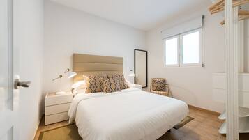 2 habitaciones, escritorio y tabla de planchar con plancha