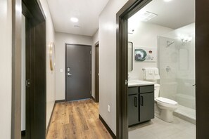 Ein modernes Badezimmer mit Dusche, Toilette und Waschbecken.