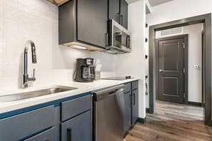 Kylskåp, mikrovågsugn, ugn och spishäll