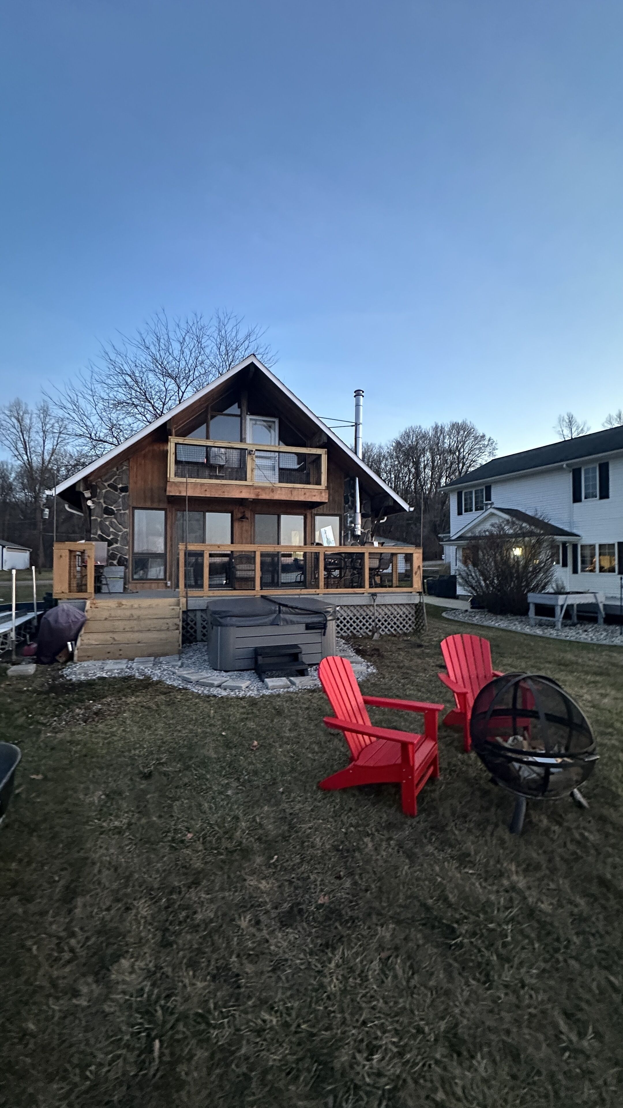Cozy 3BR lakefront cottage with hot tub perfect for families w/ private dock. 