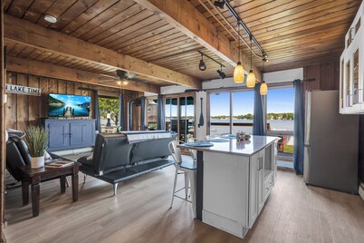 Cozy 3BR lakefront cottage with hot tub perfect for families w/ private dock. 