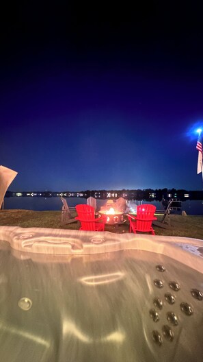 Outdoor spa tub - Cozy 3BR lakefront cottage with hot tub perfect for families w/ private dock.  (Clarklake)