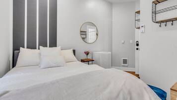 Comfort Studio | Desk, laptop workspace, iron/ironing board, free WiFi