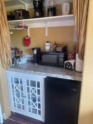 Køleskab, mikrobølgeovn, kaffe-/temaskine, elkedel