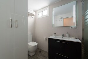 Shower, hair dryer, towels, soap - 'kesh' Apt. - Comfortable and Lovely - Superior Apartment (Las Palmas de Gran Canaria)