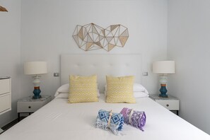 1 makuuhuone, työpöytä, silitysrauta/-lauta, vauvan matkasänky