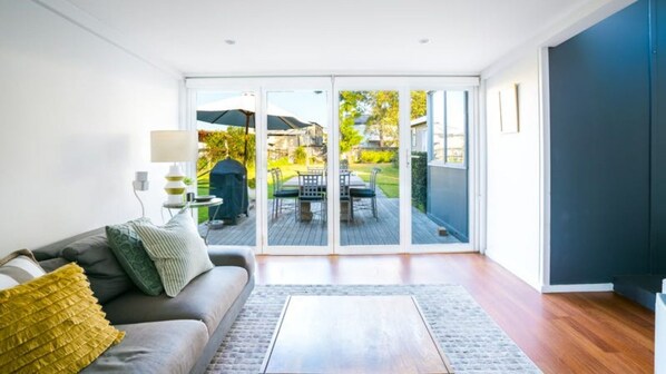 Smart TV, stereo - King on King Street! (Callala Beach)