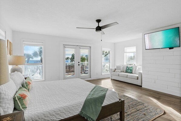 5 bedrooms, desk, iron/ironing board, travel crib