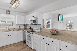 Kylskåp, mikrovågsugn, ugn och spishäll