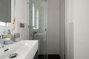 Dusche, Haartrockner, Handtücher, Seife