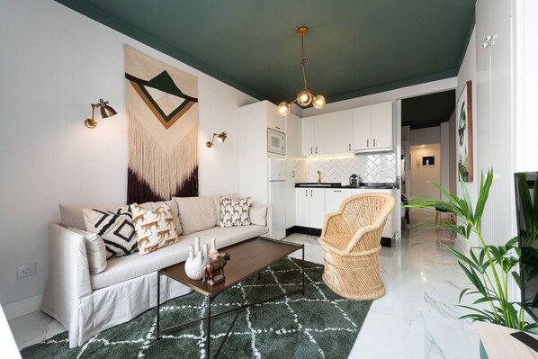 Smart TV - 'little 38' - Your Gate to Playa de Las Canteras - 1 Bedroom Apartment (Las Palmas de Gran Canaria)