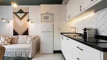 Réfrigérateur, micro-ondes, plaque de cuisson, lave-vaisselle