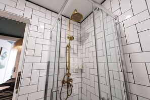 Dusche, Haartrockner, Handtücher, Seife
